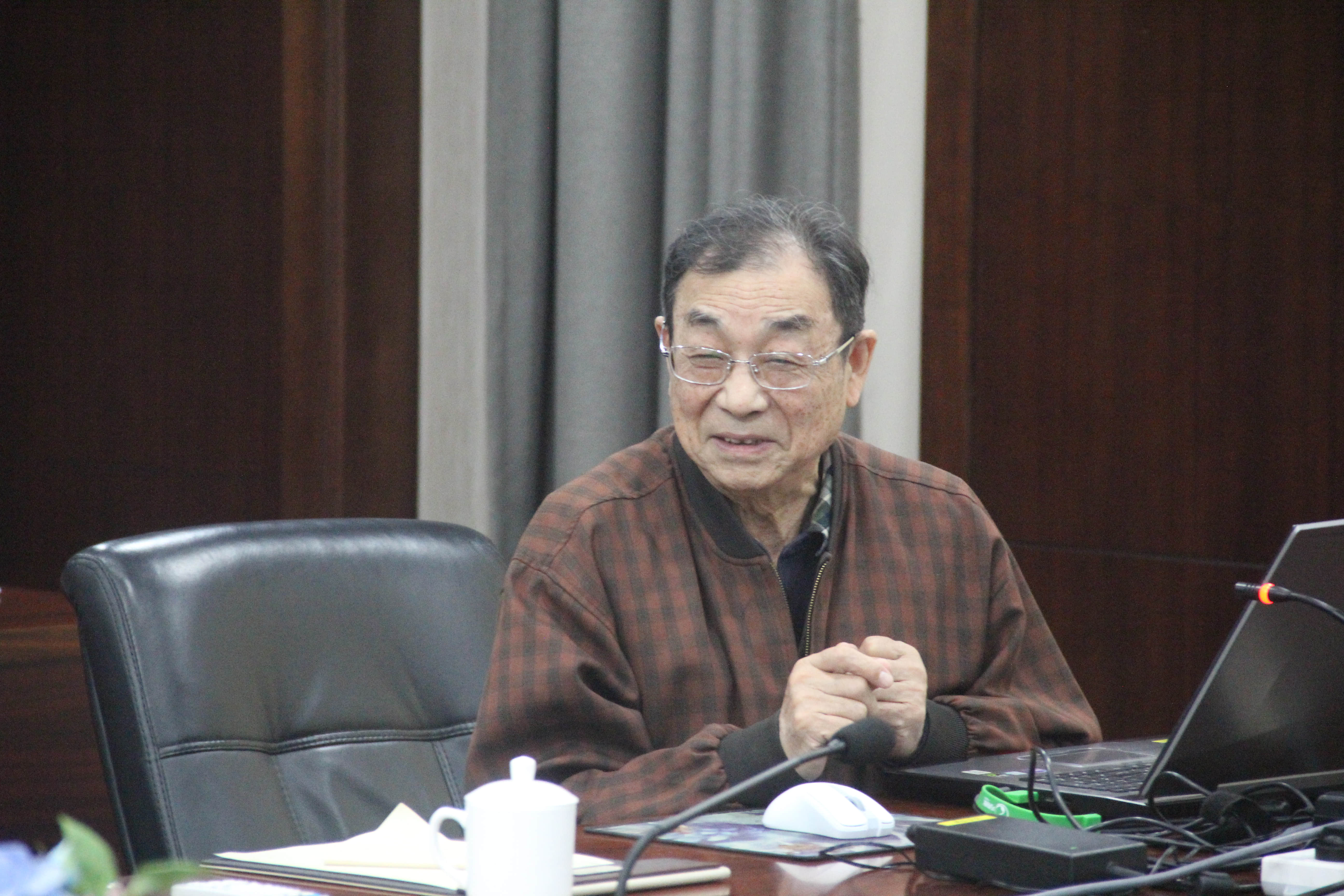 锚定两个“确保”，全面实施“十大战略”理论研讨会召开